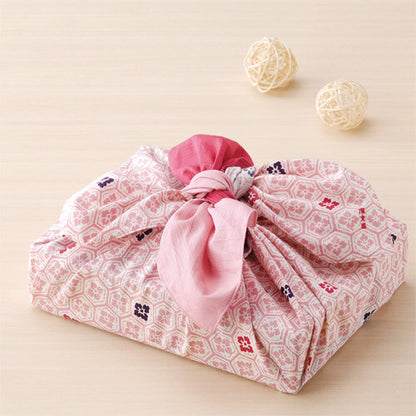 Furoshiki „Kikkō ni Hanabishi“ – Schildkrötenpanzer mit Blumenrauten in Rosa auf Baumwoll-Shantung, HAMAMONYO
