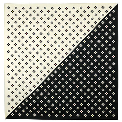 Furoshiki „Yotsuba Komon Kuro" (groß) – diagonal in Schwarz und Cremeweiß geteilt, mit vierblättrigem Kleemuster im traditionellen Komon-Stil, HAMAMONYO