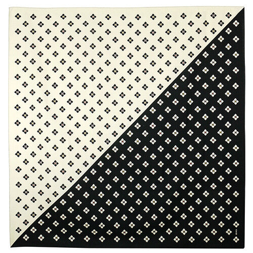 Furoshiki „Yotsuba Komon Kuro" (groß) – diagonal in Schwarz und Cremeweiß geteilt, mit vierblättrigem Kleemuster im traditionellen Komon-Stil, HAMAMONYO