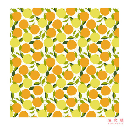 Furoshiki „Citrus Leaf Off" (groß) – flächendeckendes Muster aus orangen und gelben Zitrusfrüchten mit grünen Blättern auf cremeweißem Grund, HAMAMONYO
