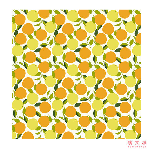 Furoshiki „Citrus Leaf Off" (groß) – flächendeckendes Muster aus orangen und gelben Zitrusfrüchten mit grünen Blättern auf cremeweißem Grund, HAMAMONYO