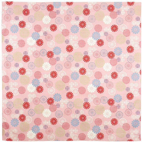 Furoshiki „Shippō Himegiku Pink" (groß) – Shippō-Kreise mit kleinen Chrysanthemen in Rot, Creme und Blaugrau auf rosa Grund, HAMAMONYO