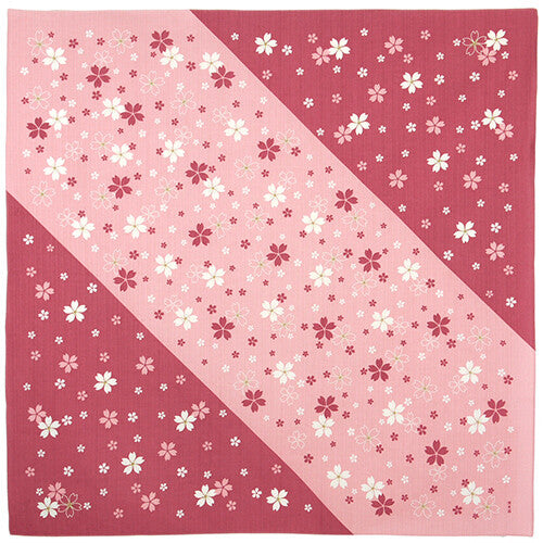 Furoshiki „Sakura Moyō" (groß) – diagonal geteilte Kirschblüten-Komposition in Rosa und Beerenrot mit weißen und rosa Sakura-Blüten, HAMAMONYO
