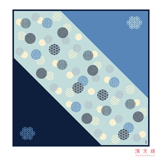 Furoshiki „Mizutama Wa-Komon" (groß) – diagonal geteilt in Marine- und Hellblau mit Punkten in verschiedenen japanischen Kleinmustern, HAMAMONYO