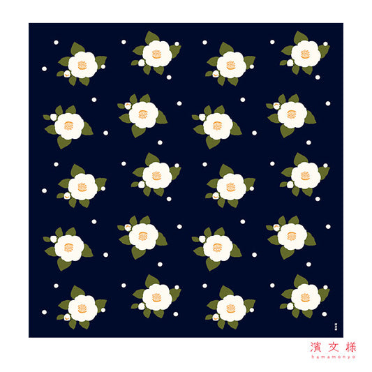 Furoshiki „Tsubaki to Yukidama" (groß) – große weiße Kamelien-Blüten mit grünen Blättern und kleinen Schneebällen auf tiefblauem Grund, HAMAMONYO