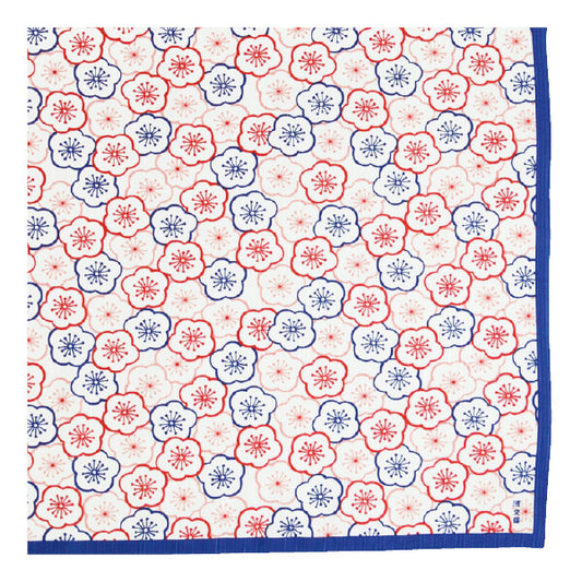 Furoshiki „Ume Zukushi" (groß) – flächendeckendes Muster aus roten und marineblauen Pflaumenblüten auf cremeweißem Grund mit blauem Rand, HAMAMONYO