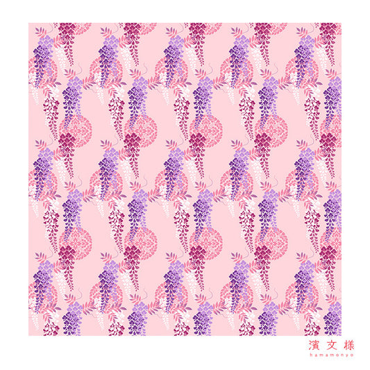 Furoshiki „Otomefuji to Mon" (groß) – herabhängende lila und violette Glyzinien-Kaskaden mit runden floralen Wappen auf zartrosa Grund, HAMAMONYO