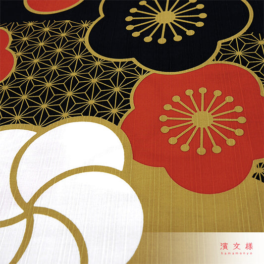 Furoshiki „Ume Nishiki" (groß) – stilisierte rote, schwarze und weiße Pflaumenblüten mit Wolken auf goldfarbenem Asanoha-Muster, HAMAMONYO