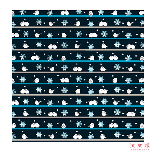 Furoshiki „Shimaenaga to Yuki" (groß) – niedliche weiße Schwanzmeisen mit blauen Schneeflocken auf Streifen in Marineblau und Türkis, HAMAMONYO