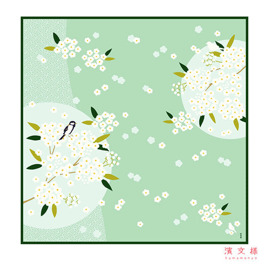 Furoshiki „Kodemari no Hana Saku Koro" (groß) – kleine weiße Prachtspiere-Blüten mit Blättern und einem Japanseidensänger auf hellgrünem Grund, HAMAMONYO