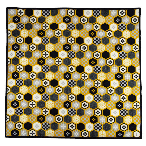 Furoshiki „Kikkō Modern" (groß) – Hexagon-Muster in Senfgelb, Schwarz und Weiß mit eingebetteten japanischen Kleinmustern und Blütenmotiven, HAMAMONYO
