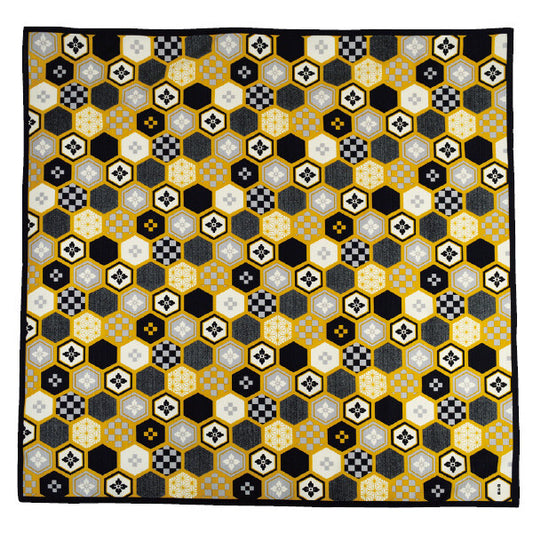 Furoshiki „Kikkō Modern" (groß) – Hexagon-Muster in Senfgelb, Schwarz und Weiß mit eingebetteten japanischen Kleinmustern und Blütenmotiven, HAMAMONYO