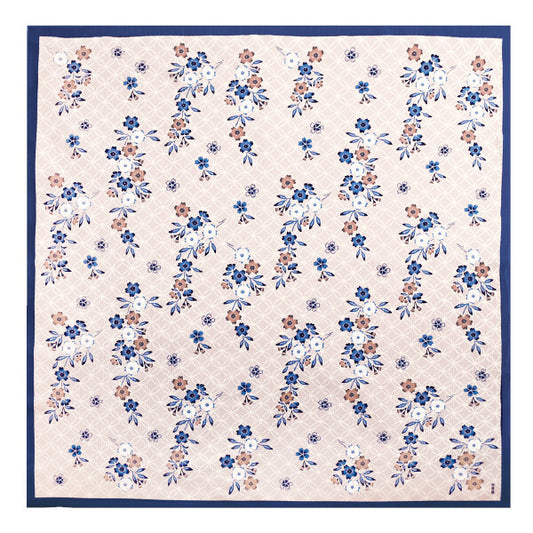 Furoshiki „Shippō ni Sakura Shizuka" (groß) – blaue und braune Kirschblüten-Zweige auf zartrosa Shippō-Gittermuster mit marineblauem Rand, HAMAMONYO