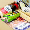 Sushi Kochset, 8-teilige DIY Sushi Box für 5 leckere Rezepte: Maki, Nigiri, Inside Out u.v.m., mit Sushi Kochbuch + Bambusmatte, inkl. Sushi Reis, Nori Algen, Sojasauce & Wasabi