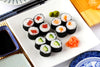 Sushi Kochset, 8-teilige DIY Sushi Box für 5 leckere Rezepte: Maki, Nigiri, Inside Out u.v.m., mit Sushi Kochbuch + Bambusmatte, inkl. Sushi Reis, Nori Algen, Sojasauce & Wasabi